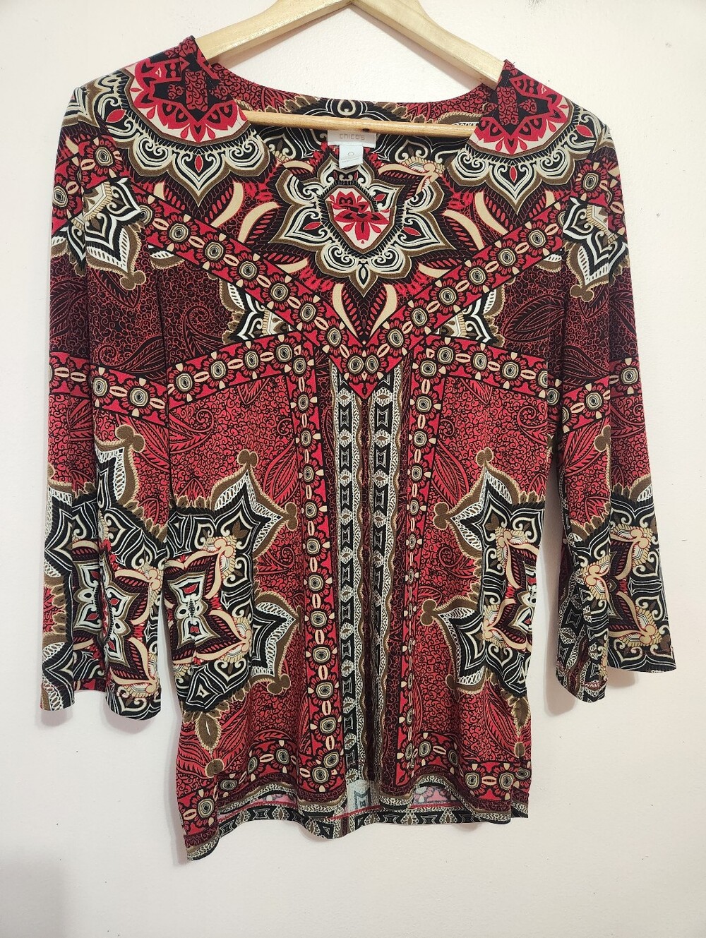 Chico's Red Black Medallion Mandala Print Stretch V-Neck 3/4 Sleeve Top Size 0